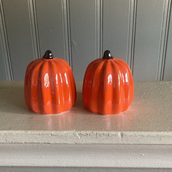 NWT- Set of 2- Vibrant Orange Pearl Glazed Porcelain Pumpkin Decorations - Picture 14 of 17